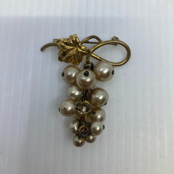Vtg grape wine brass lucite faux pearl dangle brooch - Picture 1 of 3